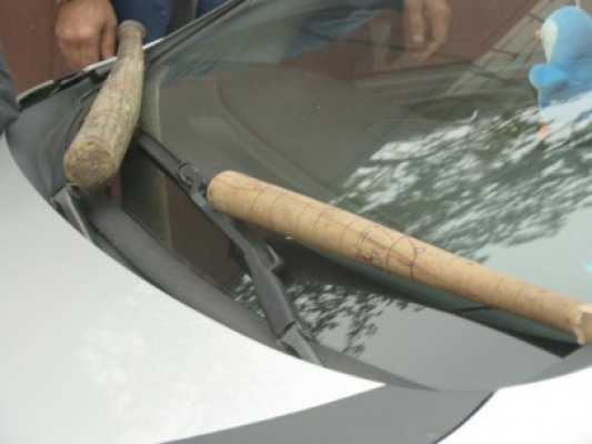 Cercetat de poliţişti pentru o bâtă